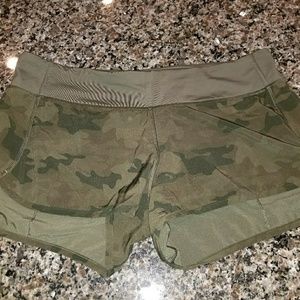 Lululemon sz 10 RARE green camo speed shorts